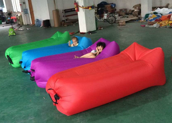 Impresión colorida del sofá cama inflable fácilmente que lleva para la reclinación de la playa