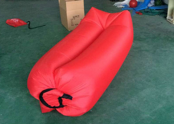 Impresión colorida del sofá cama inflable fácilmente que lleva para la reclinación de la playa