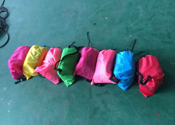 Impresión colorida del sofá cama inflable fácilmente que lleva para la reclinación de la playa