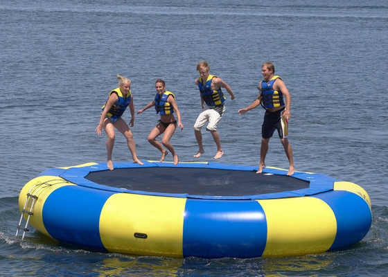 El trampolín flotante protector ULTRAVIOLETA del agua, explota el lado cubierto del trampolín dos
