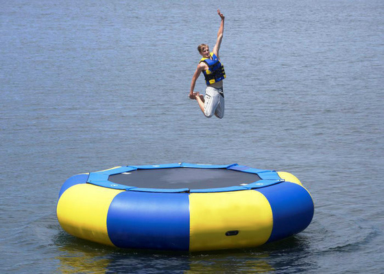El trampolín flotante protector ULTRAVIOLETA del agua, explota el lado cubierto del trampolín dos