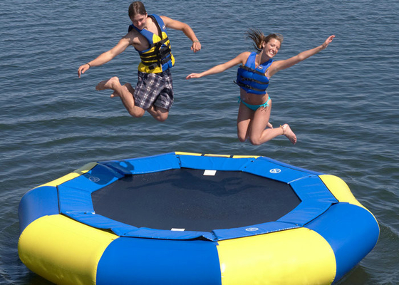 El trampolín flotante protector ULTRAVIOLETA del agua, explota el lado cubierto del trampolín dos