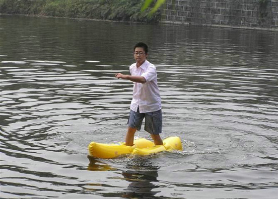 El caminar en el agua inflable del agua juega Niza juegos del zapato del amarillo del aspecto