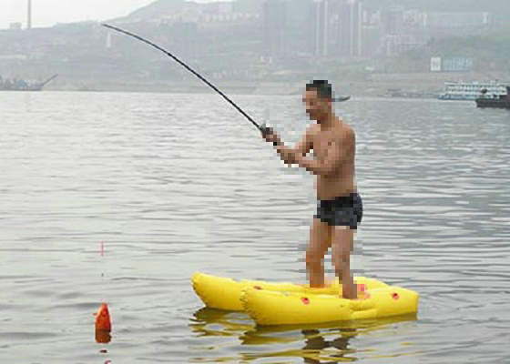 El caminar en el agua inflable del agua juega Niza juegos del zapato del amarillo del aspecto