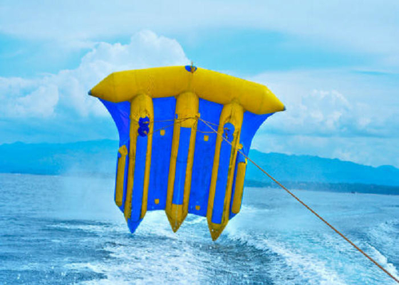 Los barcos azules y amarillos de la pesca con mosca, grandes explotan resistente ULTRAVIOLETA de la luz del sol al aire libre de los juguetes