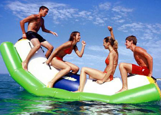Flotador inflable de la piscina de la oscilación de los juguetes del agua de la lona del PVC para el parque de atracciones