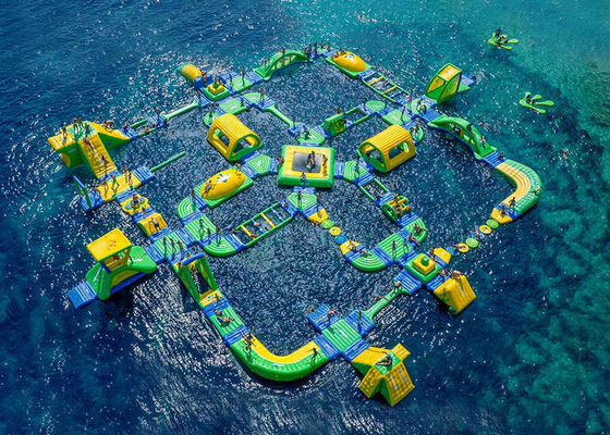 El parque inflable clasificado enorme del agua verde/amarillo imprimió para el patio del océano