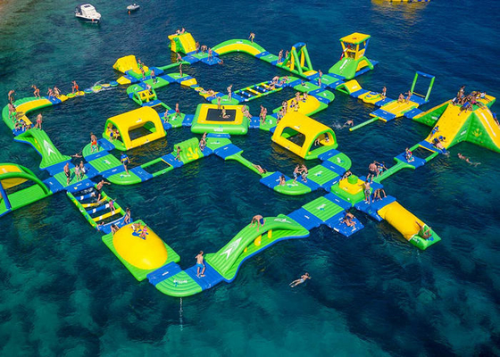 El parque inflable clasificado enorme del agua verde/amarillo imprimió para el patio del océano