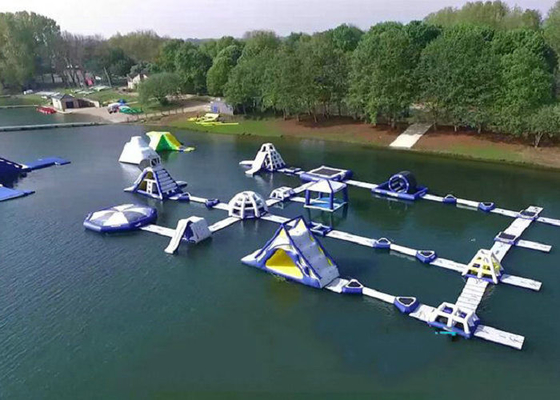 Deportes emocionantes que flotan el parque del agua, materiales inflables de la lona del PVC del parque de la aguamarina