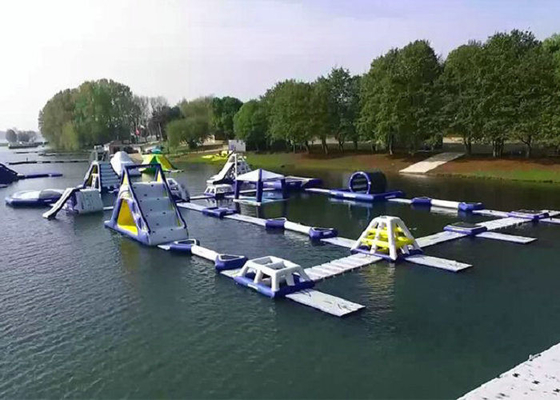 Deportes emocionantes que flotan el parque del agua, materiales inflables de la lona del PVC del parque de la aguamarina