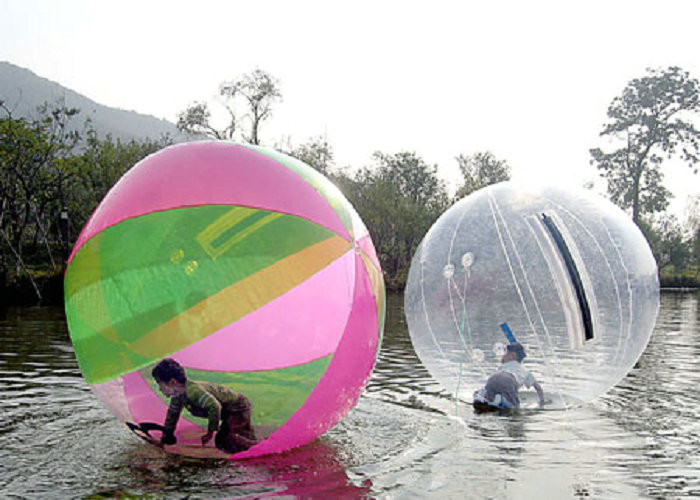 Bola que camina inflable de la conexión de la cuerda de la seguridad, paseo en diámetro de la burbuja los 2.0m los 2.5m del agua