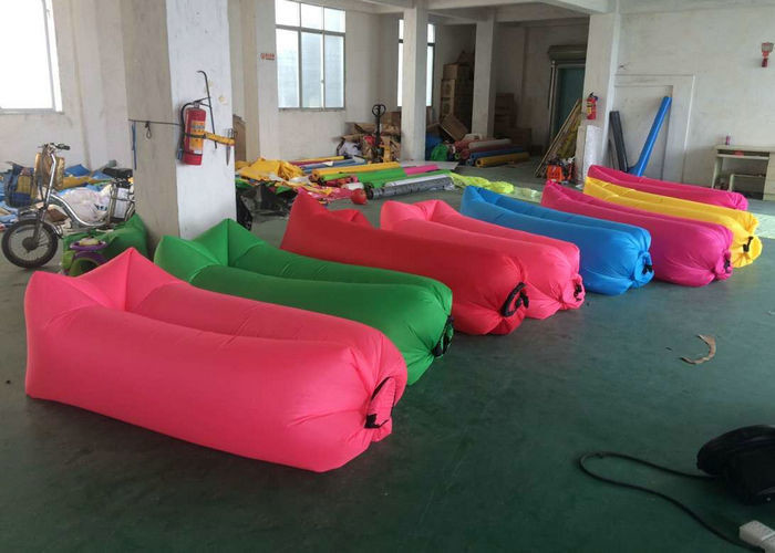 Impresión colorida del sofá cama inflable fácilmente que lleva para la reclinación de la playa