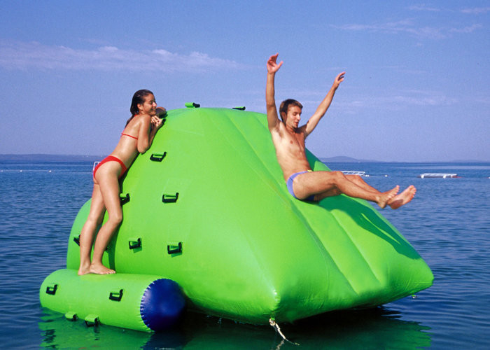 El iceberg inflable colorido 3M los 4.5m modificó la caja fuerte de la altura para requisitos particulares por diversión que jugaba