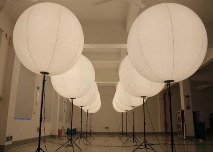 La decoración de la noche enciende para arriba el alto brillo de Inflatables para el banquete de boda